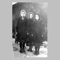 079-0111 Von links Elly und Elfriede Mueller und Rosemarie Nitsch im Jahre 1944.jpg